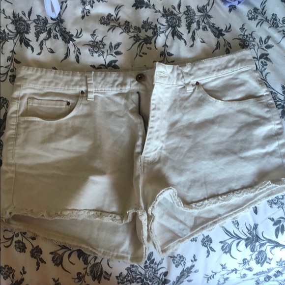 Forever 21 White Lace Denim Shorts - Picture 1 of 4